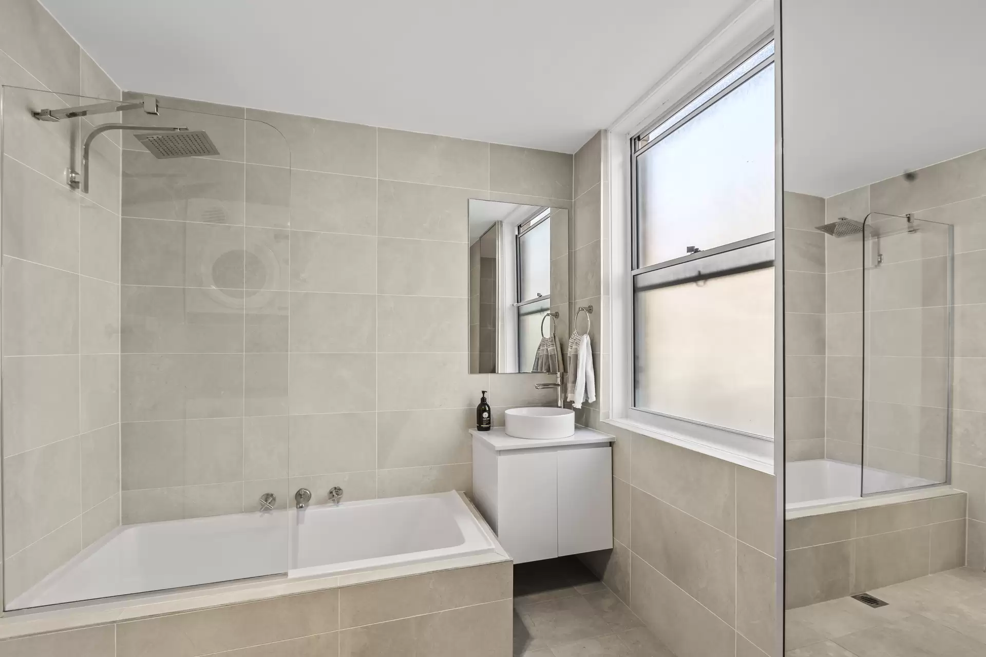 2/31 Byron Street, Coogee Leased by Raine & Horne Randwick | Coogee | Clovelly - image 1