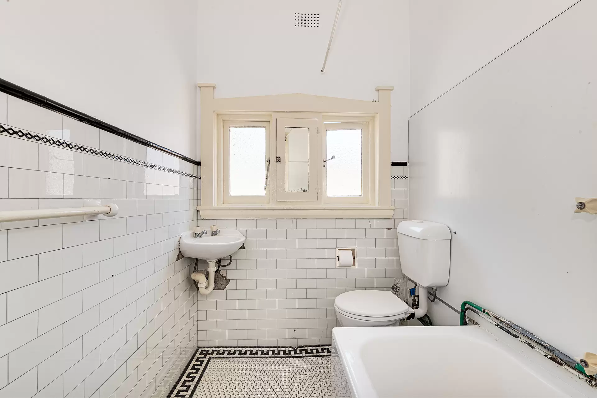 8/10 Ebley Street, Bondi Junction Leased by Raine & Horne Randwick | Coogee | Clovelly - image 1