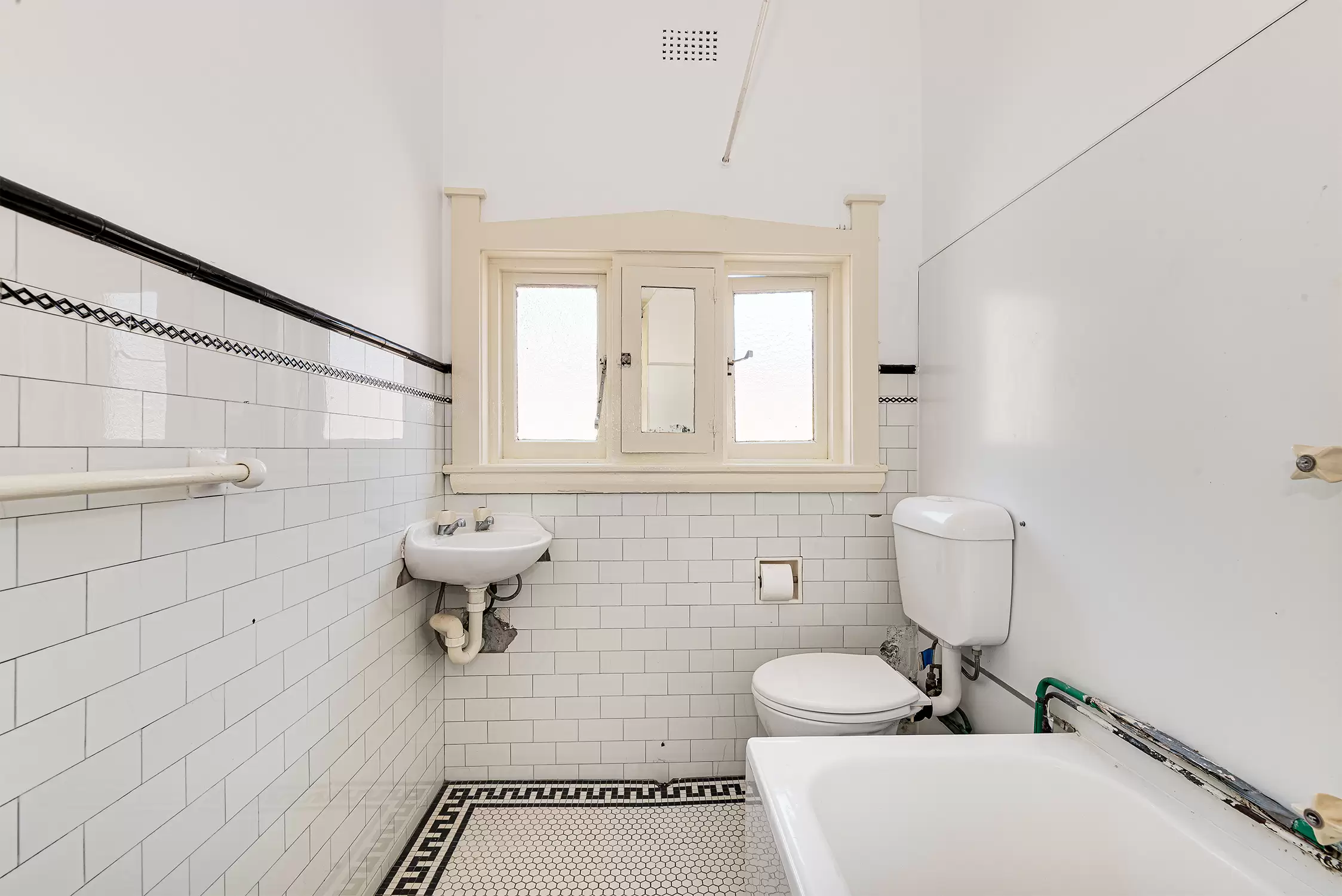 8/10 Ebley Street, Bondi Junction Leased by Raine & Horne Randwick | Coogee | Clovelly - image 3