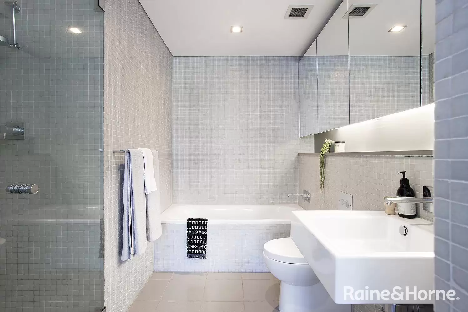 81/60-70 William Street, Woolloomooloo Leased by Raine & Horne Randwick | Coogee | Clovelly - image 5