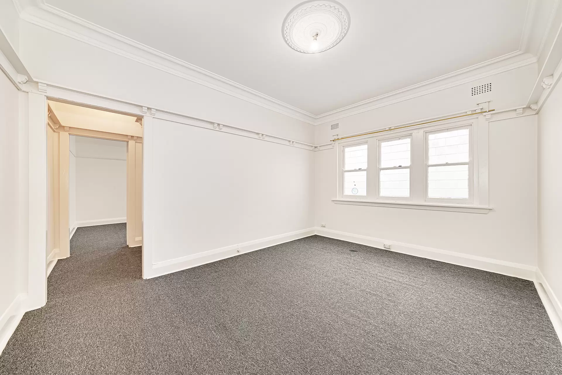 7/10 Ebley Street, Bondi Junction Leased by Raine & Horne Randwick | Coogee | Clovelly - image 1
