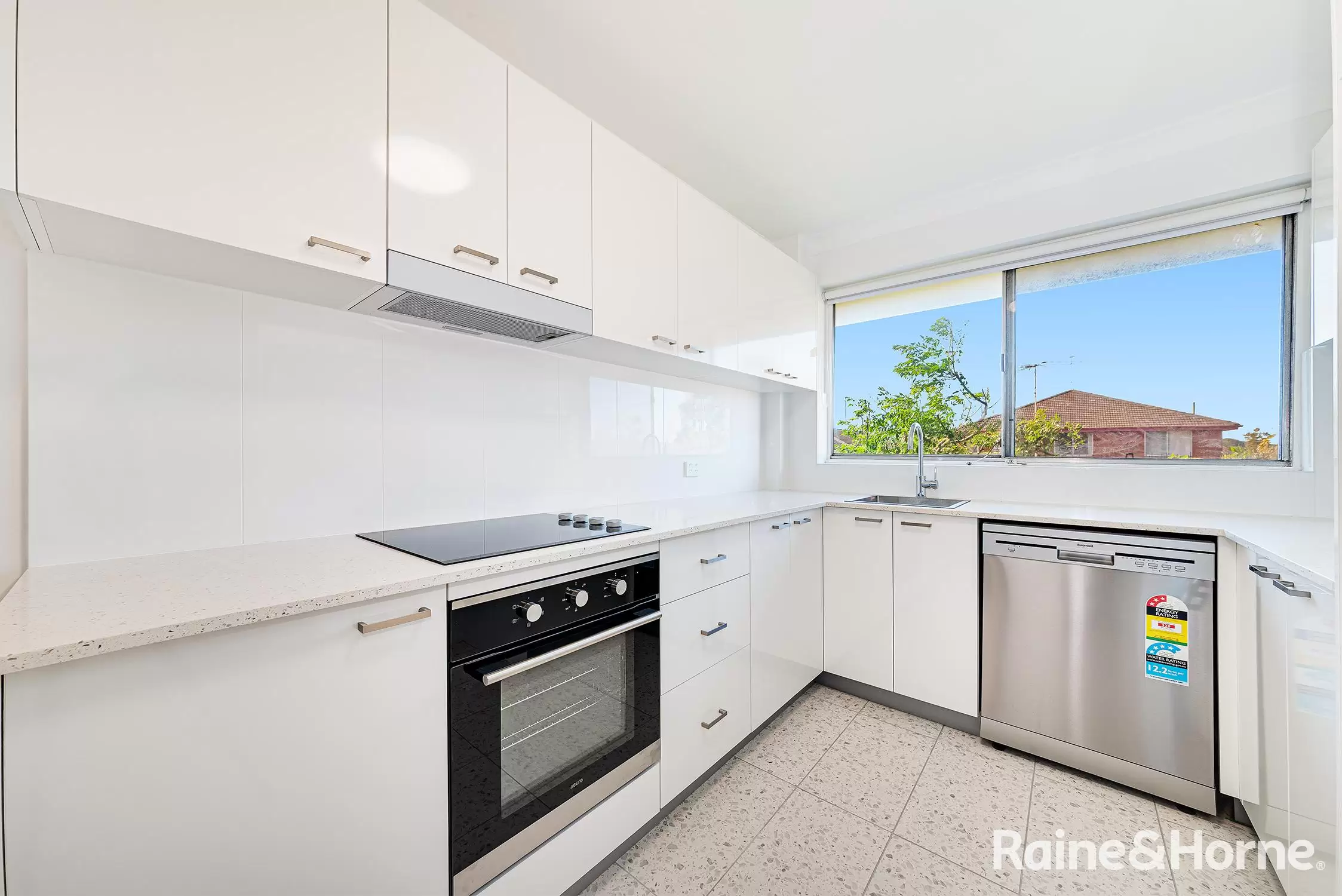 11/4 James Place, Hillsdale Leased by Raine & Horne Randwick | Coogee | Clovelly - image 3