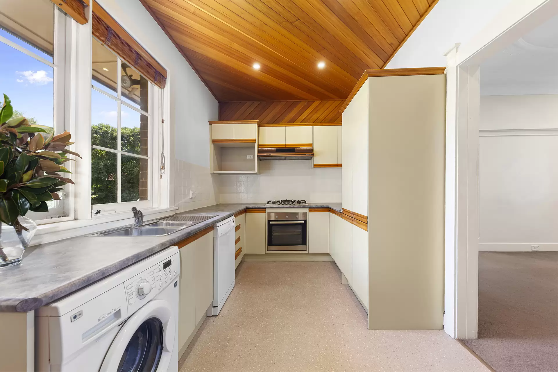 8/2A Milroy Avenue, Kensington Leased by Raine & Horne Randwick | Coogee | Clovelly - image 1